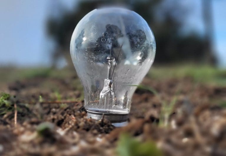 El precio de la luz cae este lunes hasta los 21,79 euros/MWh, el nivel más bajo desde hace dos meses