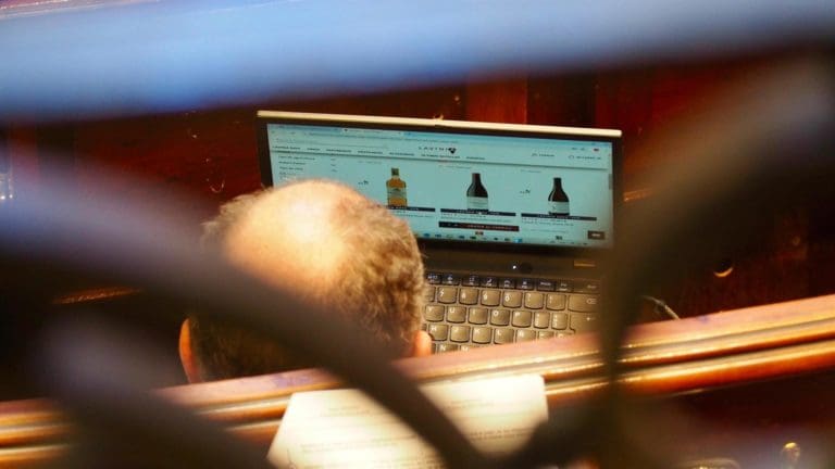 Un concejal del PP en València, captado consultando una web de vinos en un debate sobre la Dana