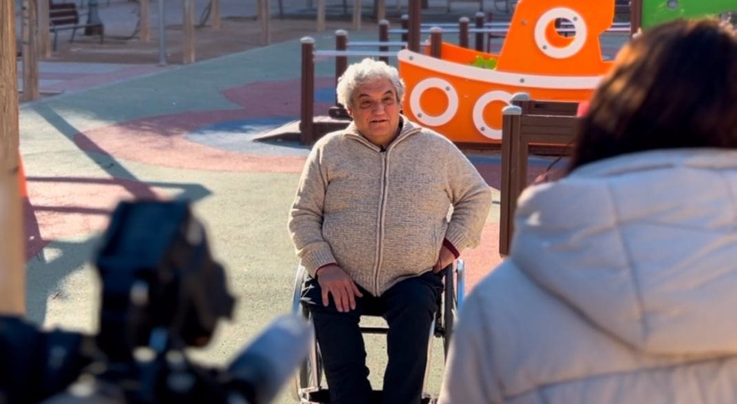 Persona con movilidad reducida y ascensor averiado