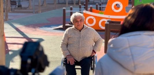 Persona con movilidad reducida y ascensor averiado