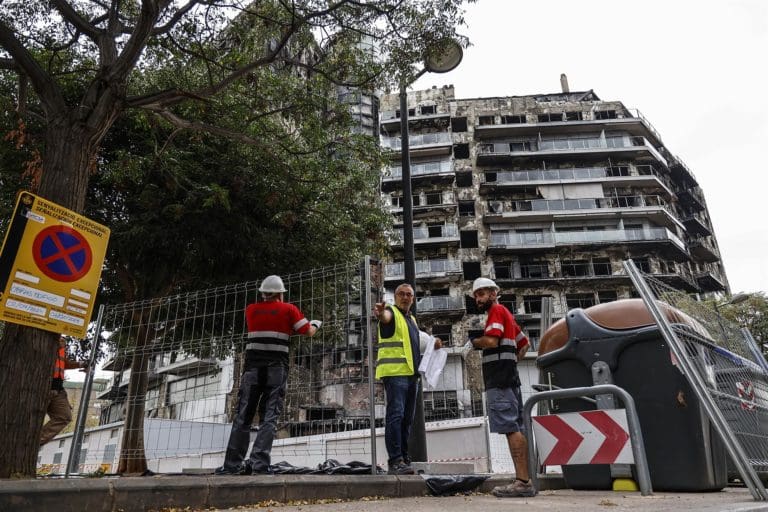 La fase de limpieza y desescombro de los bloques incendiados en Campanar termina tras cinco meses de trabajos