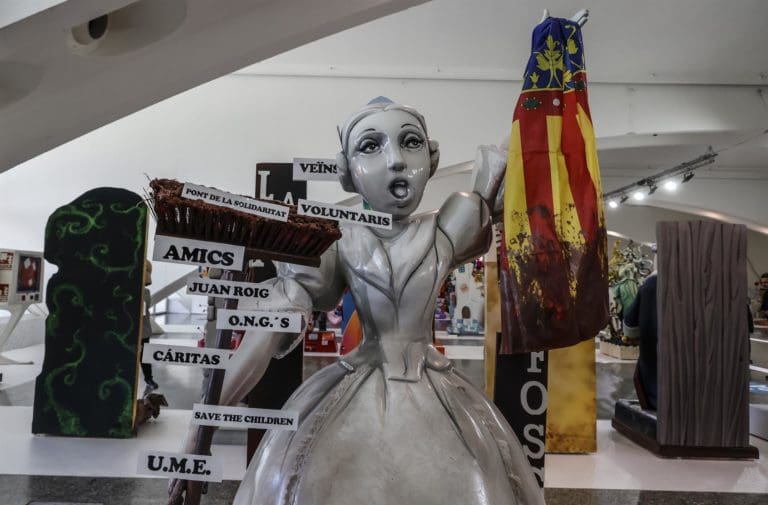 La dana protagoniza una Exposició del Ninot que aplaude a los voluntarios y ‘saca los colores’ a políticos