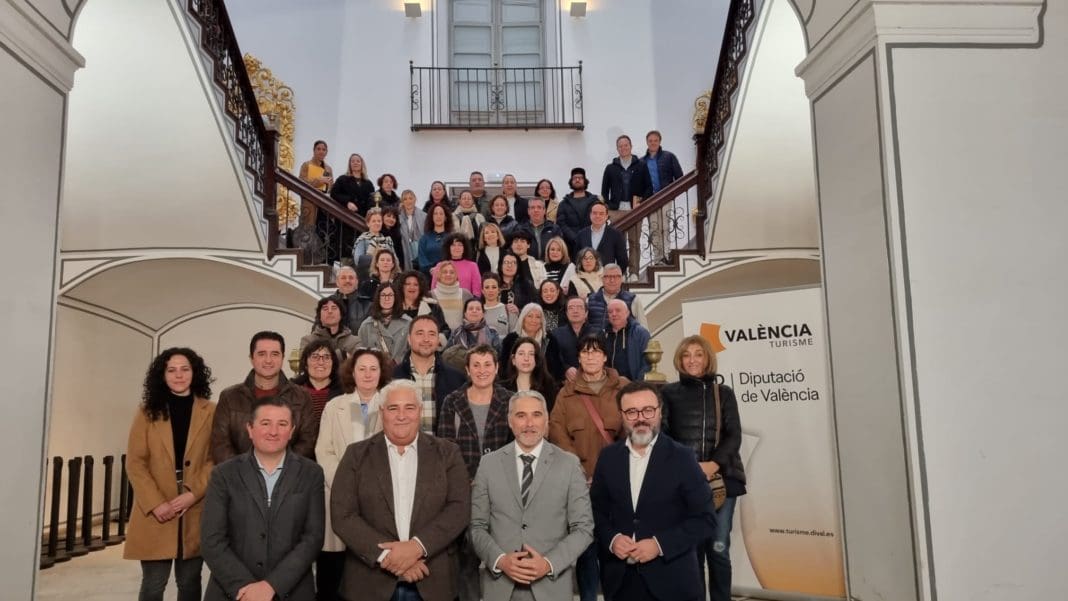 Técnicos y ediles de turismo tras una reunión en la Diputación de Valencia. Se estudia eliminar el Bono Viaje