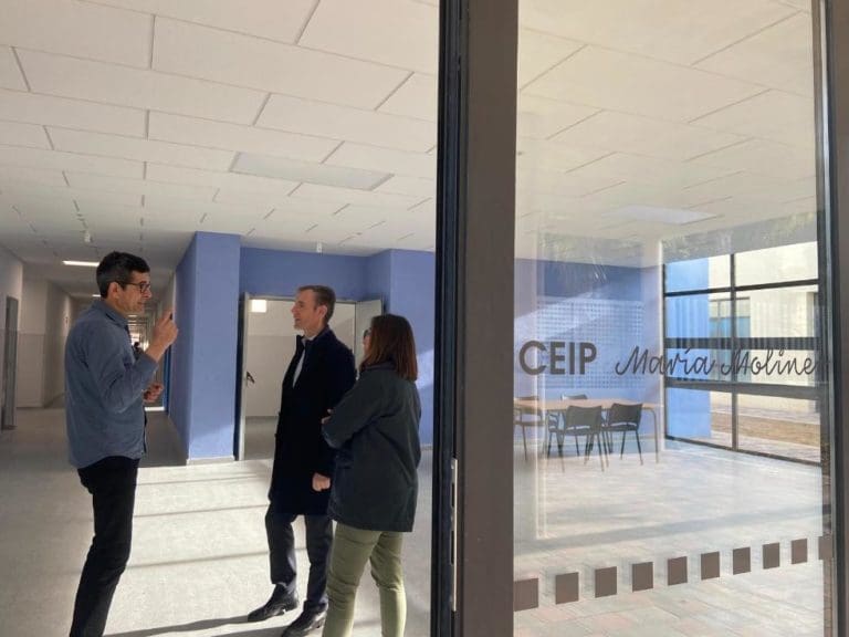 Cerca de 600 alumnos del IES Berenguer Dalmau de Catarroja se reubican el CEIP Maestro Serrano-María Moliner de Mislata