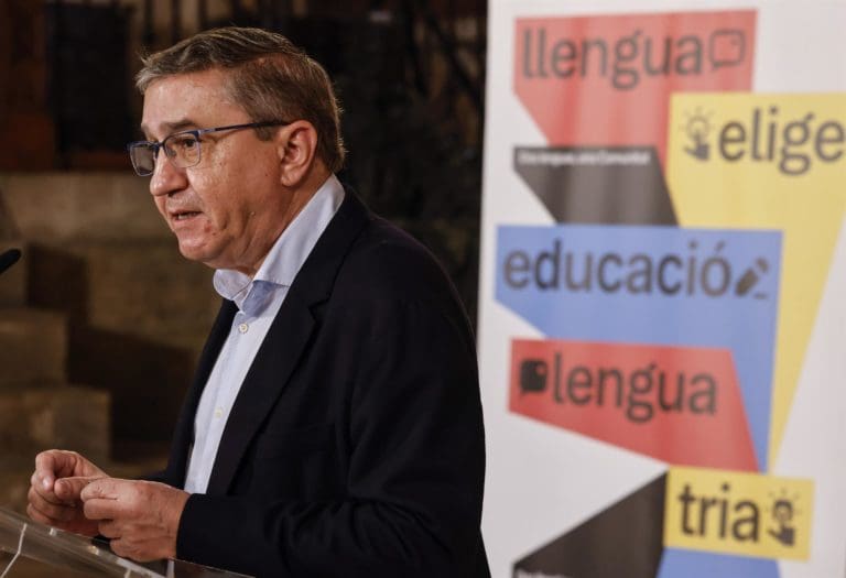 Los centros educativos ya pueden facilitar a las familias información sobre la consulta para elegir la lengua base