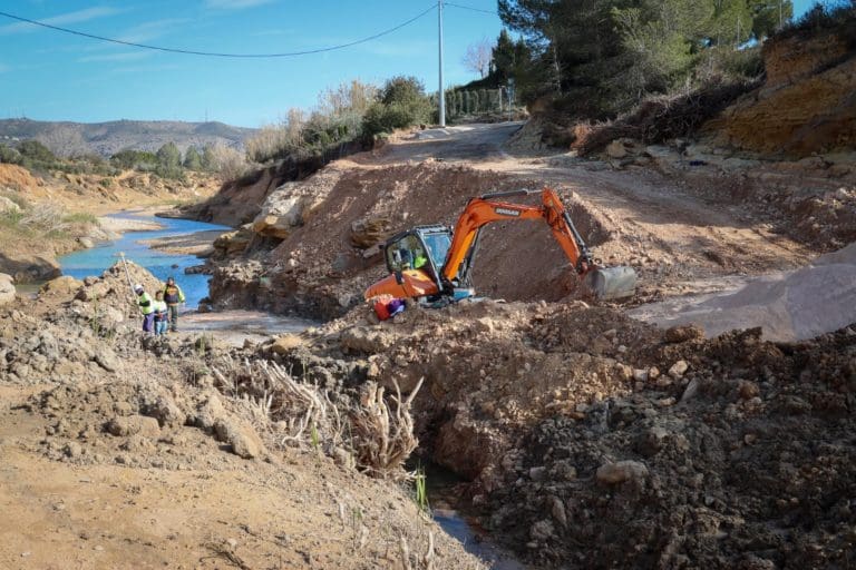 Avanzan las obras del paso sobre el barranc de l’Horteta en la Font de la Teula arrasado por la Dana