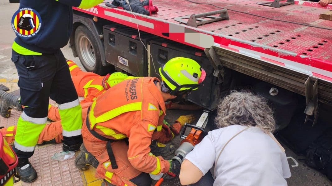 Accidente de patinete. Herido atrapado bajo una grúa en Cullera