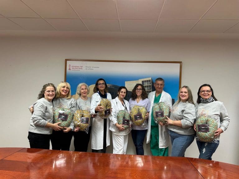 El Hospital de La Ribera recibe la donación de cojines corazón para mujeres operadas por cáncer de mama