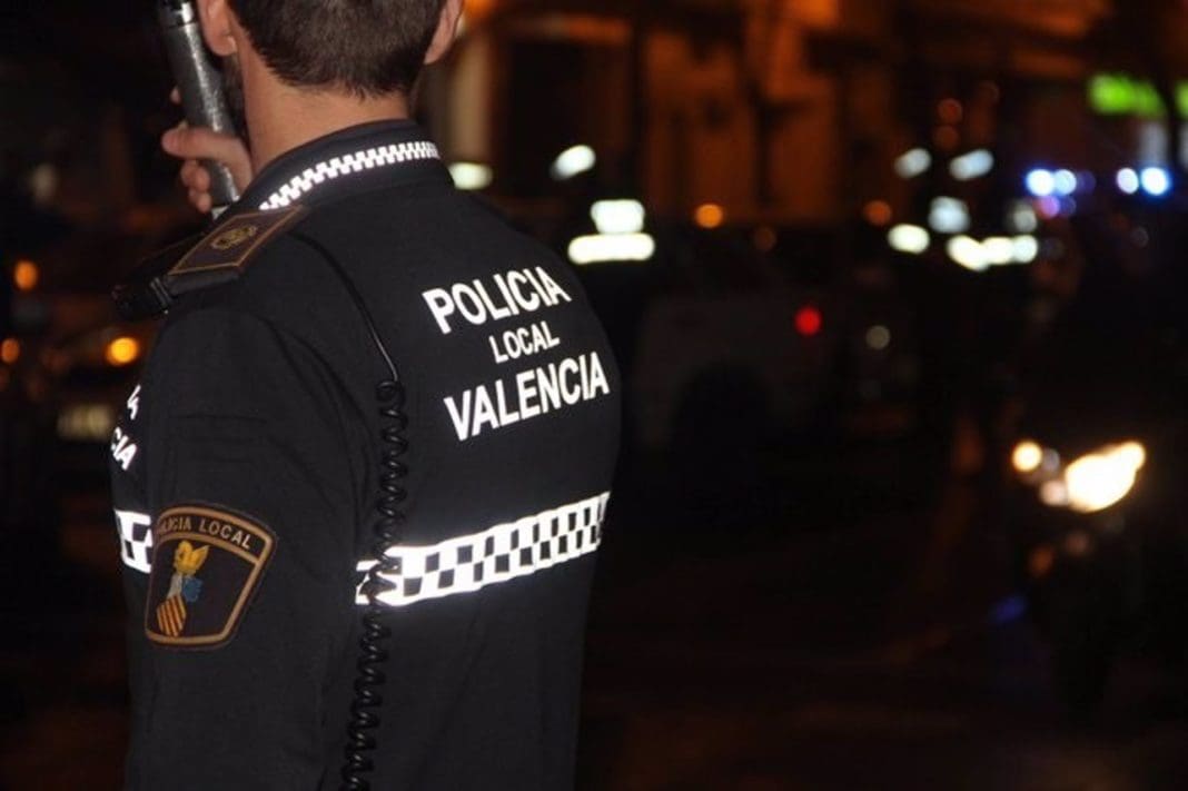 19/11/2019 Un agente de Policía Local de València de espaldas ESPAÑA EUROPA COMUNIDAD VALENCIANA SOCIEDAD