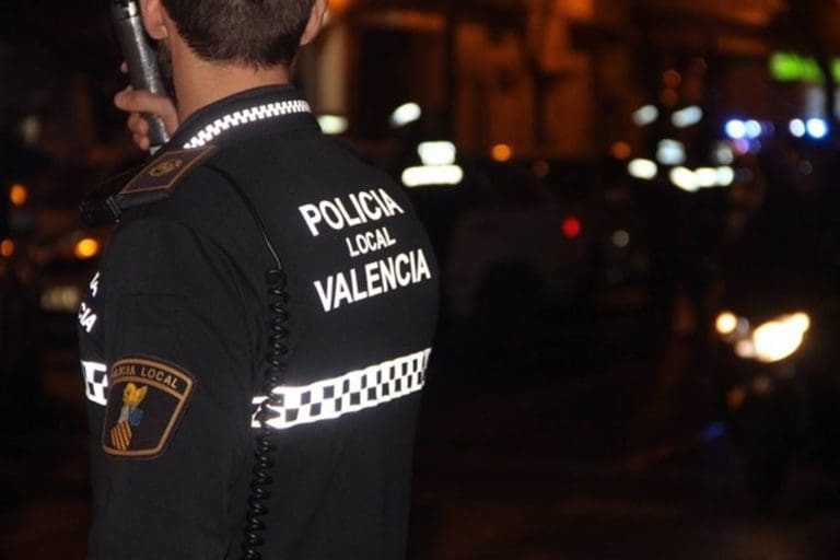 19/11/2019 Un agente de Policía Local de València de espaldas ESPAÑA EUROPA COMUNIDAD VALENCIANA SOCIEDAD