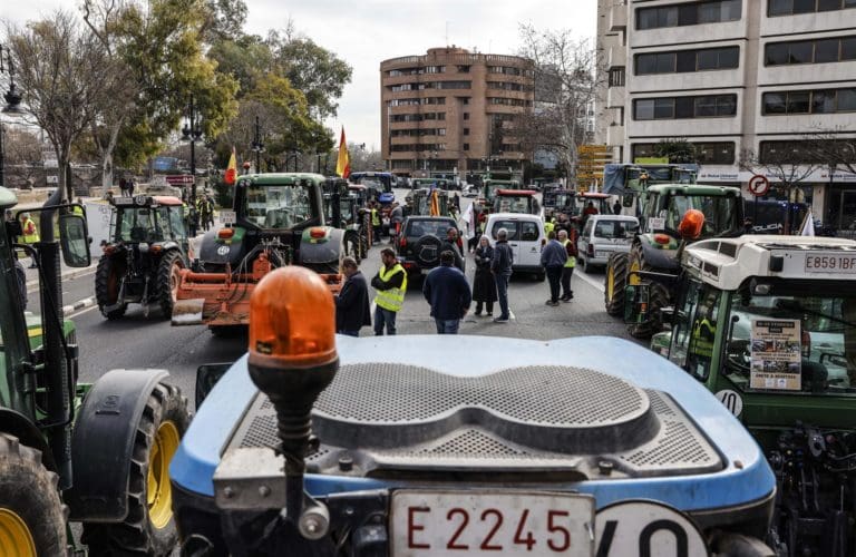 Una tractorada en València denuncia que la ‘competencia desleal’ por Mercosur ‘pone en peligro el futuro’ del campo
