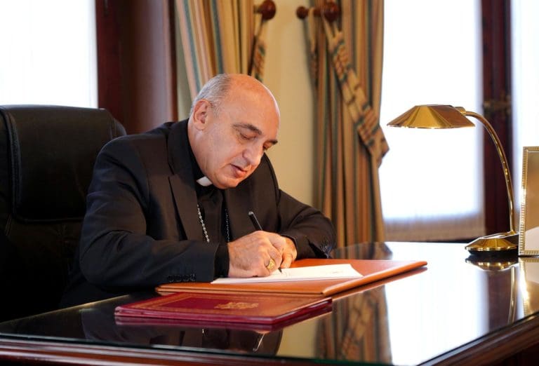 El arzobispo de Valencia admite la renuncia del denunciado por terapias de conversión y paraliza el centro que dirigía