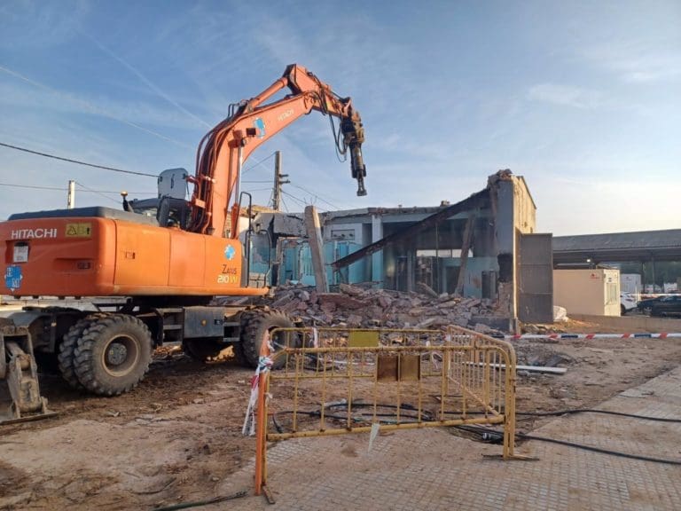 La Generalitat inicia la demolición de la estación de Paiporta de Metrovalencia, dañada en la dana