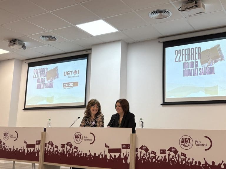 La brecha salarial de género baja ‘ligeramente’ tras la subida del SMI, pero las mujeres valencianas cobran un 17% menos