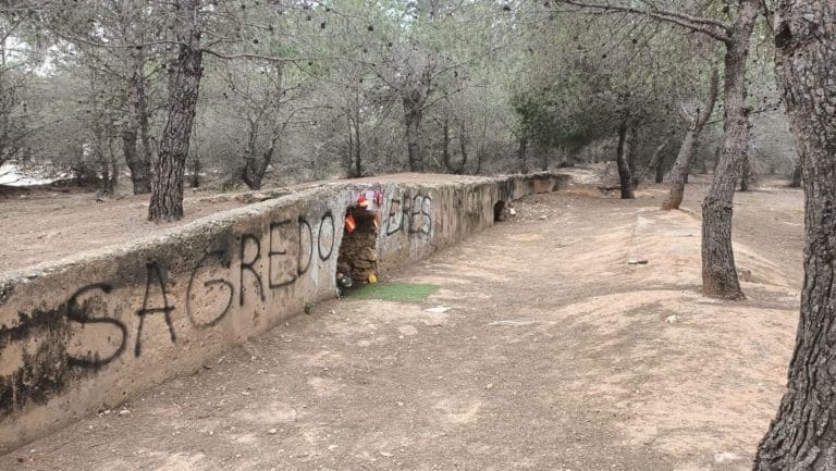 Vandalizan el ‘Paredón de España’ de Paterna con una pintada  con insultos a Sagredo