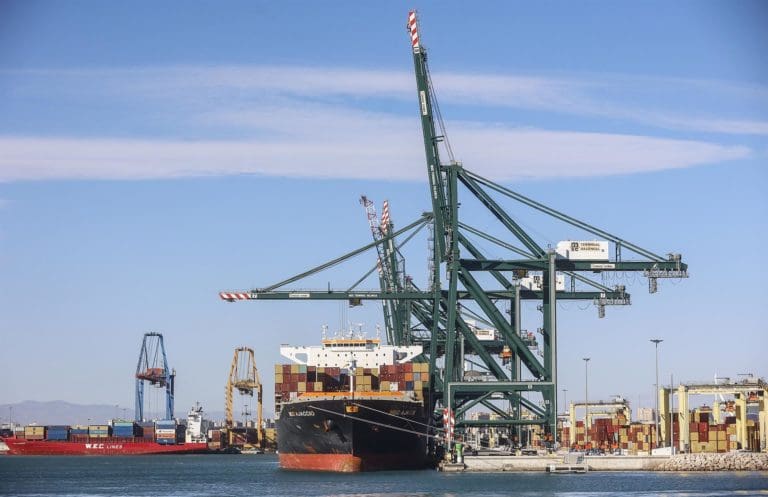 Muere una estibadora al chocar su vehículo contra una barrera de hormigón en el Puerto de València