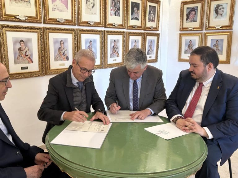 Generalitat y Ayuntamiento se unen para potenciar que centros valencianos en el exterior participen en Fallas