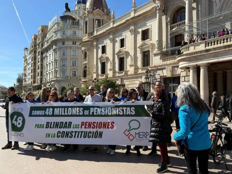 Pensionistas se concentran en València para ‘decirle a Bruselas que no vamos a aceptar recortes ni privatizaciones’