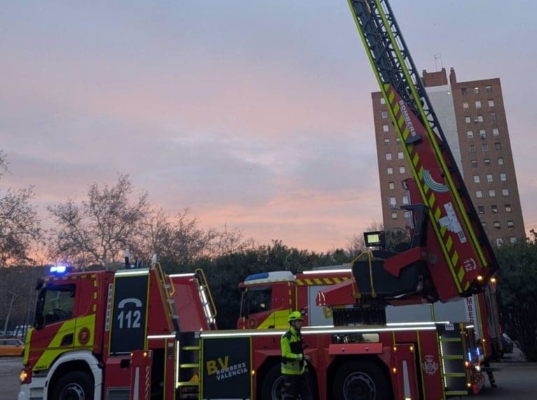 Extinguen un incendio que ha calcinado una vivienda en el centro de València
