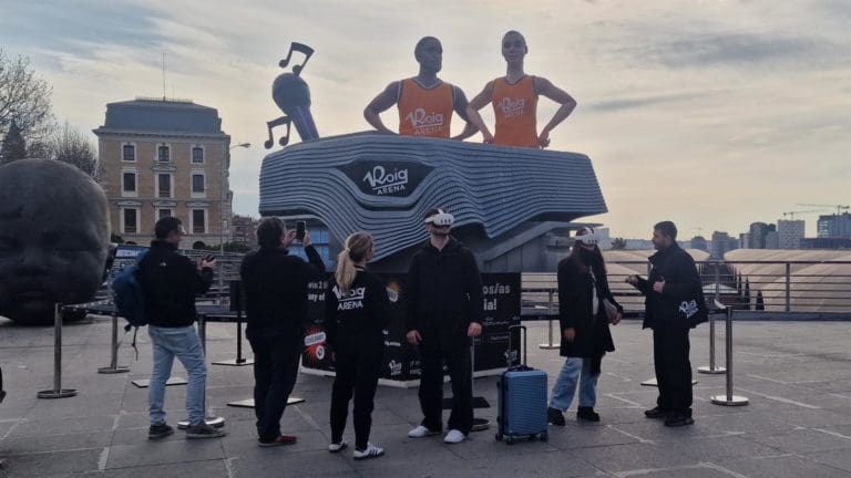 El Roig Arena se presenta en Madrid con un monumento en la estación de Atocha que ‘hace un guiño’ a las Fallas