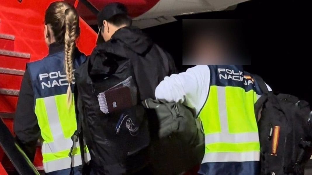 Policía Nacional. Expulsión de un ladrón