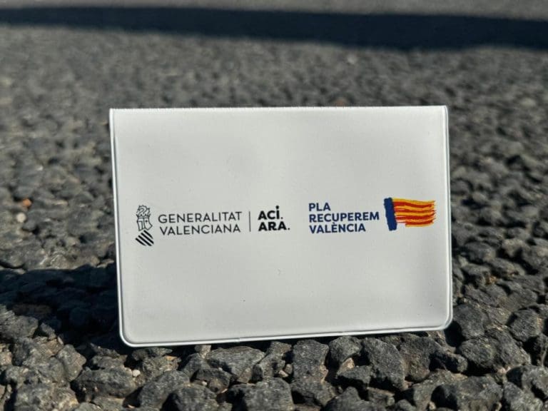 La Generalitat reparte más de 150.000 tarjetas de transporte gratuito Recuperem València