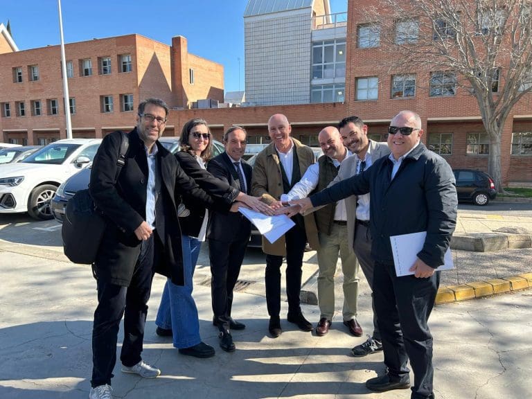 La Generalitat firma el acta de replanteo que da comienzo a las obras del futuro complejo administrativo de Campanar