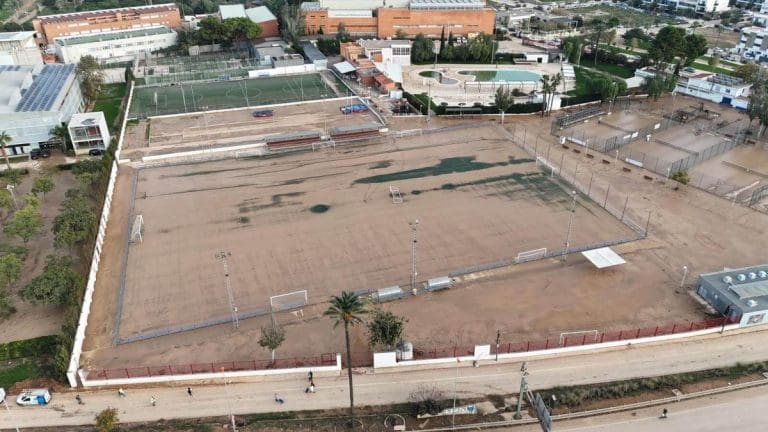 El Valencia CF y la Fundación VCF acuerdan reconstruir el campo de fútbol Mundial 82 de Catarroja