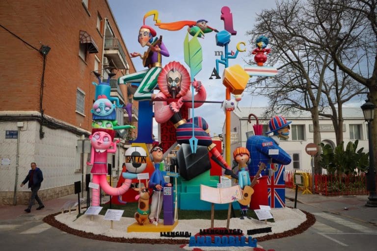 Torrent celebra la Cremà de las 56 fallas grandes e infantiles