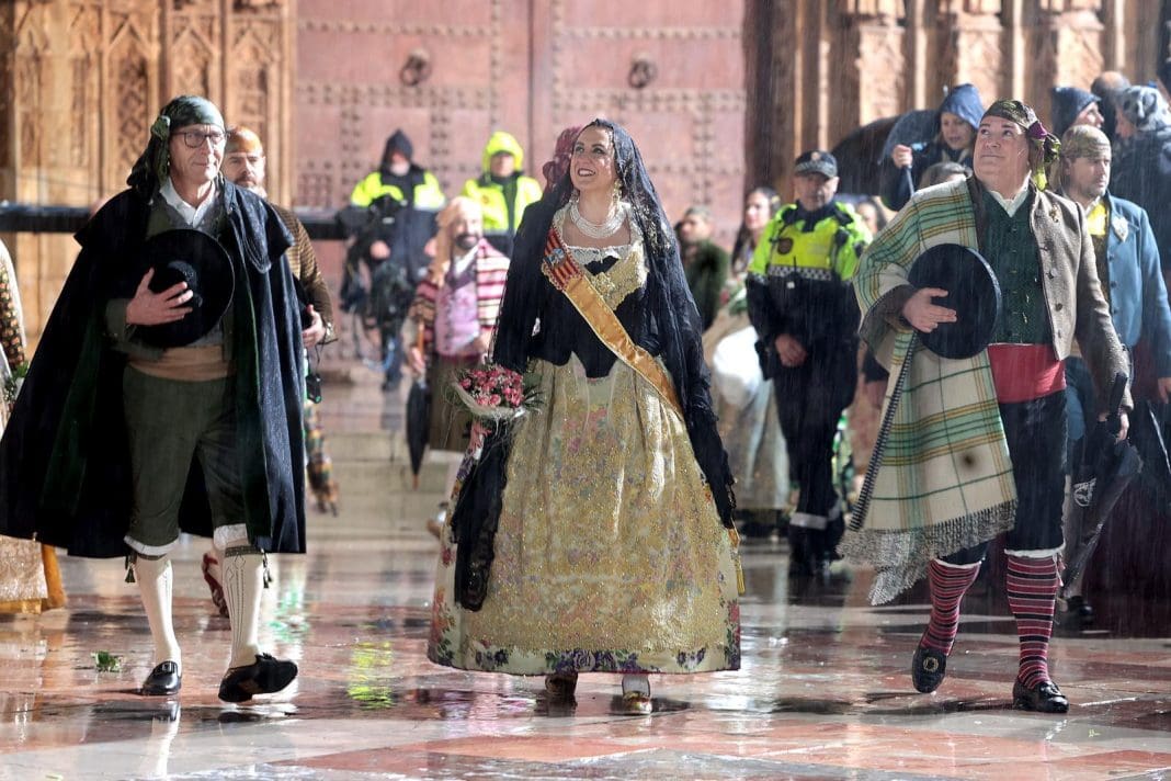 Maria José Catalá, primera alcaldesa en desfilar y vestir de fallera en la Ofrenda