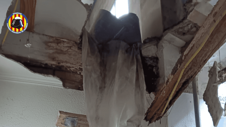 Un herido al hundirse la primera planta de un edificio en Algemesí