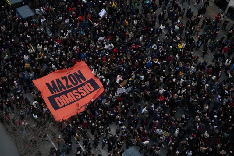 Miles de personas durante una manifestación para exigir la dimisión de Mazón, a 1 de marzo de 2025