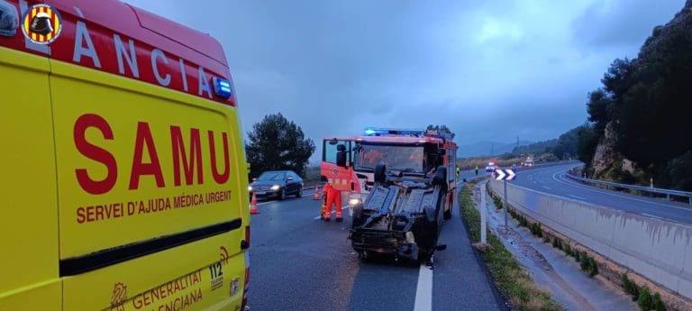 Un coche vuelca y deja dos heridos en la autopista AP-7 en Tavernes de la Valldigna
