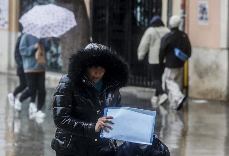 Emergencias eleva a naranja la alerta por lluvias en el interior de Valencia y prevé más de 100 litros en 12 horas