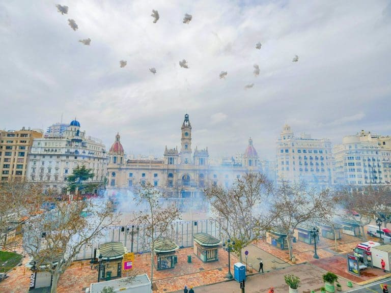 Fallas.- Pirotecnia Gironina hace vibrar la plaza con una mascletà "muy armónica"