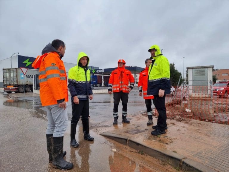 Riba-roja despliega un dispositivo especial para paliar los efectos de las lluvias