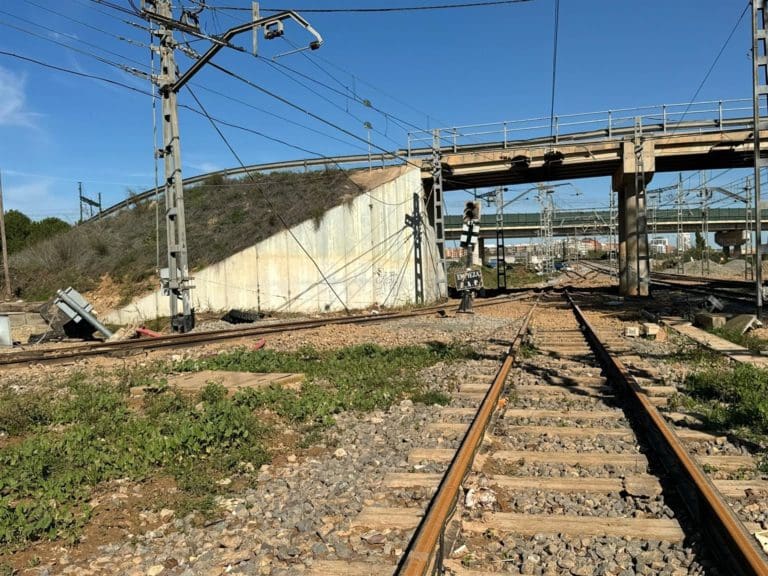 El Consell ratifica la contratación de varias actuaciones de emergencia de FGV tras la dana por 11,9 millones de euros