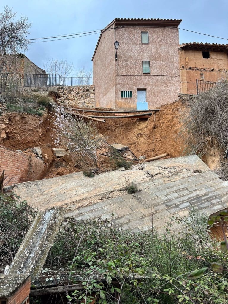 La Diputación sufragará la reparación del derrumbe en una calle en Casas Bajas, que se iniciará en marzo