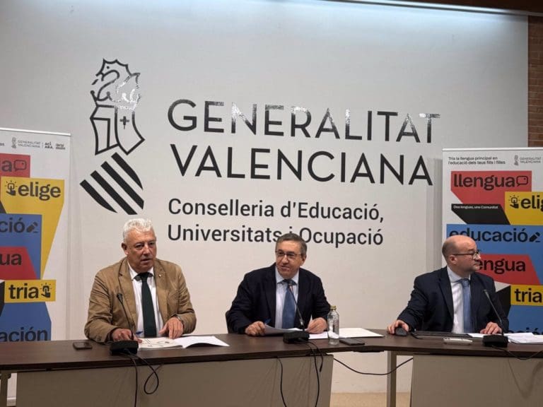 El 50,53% de las familias de la Comunitat eligen valenciano en la consulta de la lengua base y un 49,47% castellano