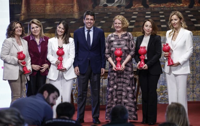 La Generalitat premia a cinco ‘heroínas’ que brillaron en la oscuridad del 29 de octubre