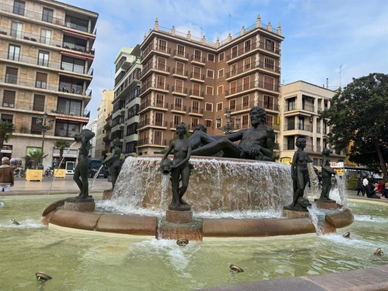 La fuente del Turia de la plaza de la Virgen luce limpia y rehabilitada para la Ofrenda tras su restauración