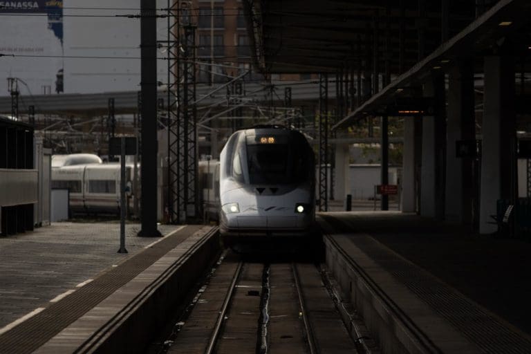 Renfe incrementa con más de 3.100 plazas semanales la oferta de los AVE para la línea Madrid-València