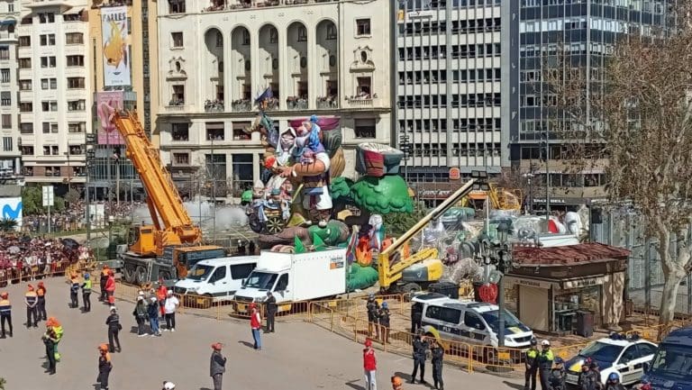 La primeras piezas de la falla municipal ya están en la plaza del Ayuntamiento a cuatro días de la ‘plantà’