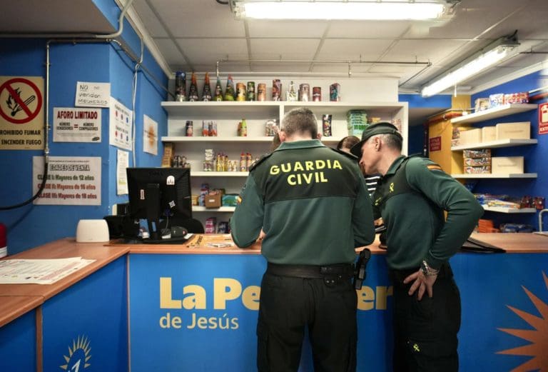 A la caza de la pirotecnia ilegal: la Guardia Civil inspecciona los establecimientos de venta de petardos