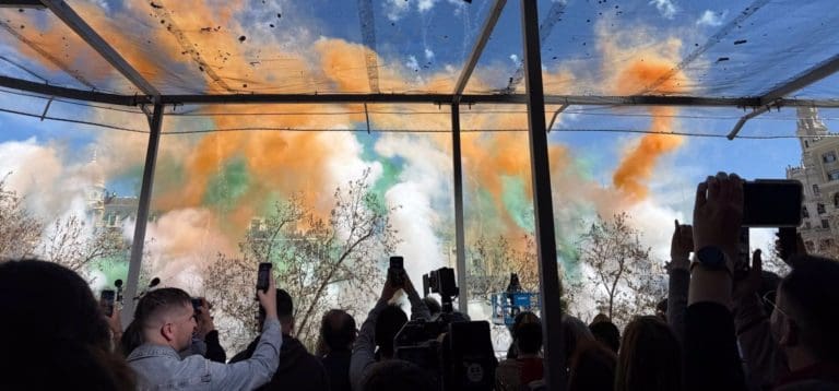 Pirotecnia Crespo hace gala de su estilo con una ‘mascletà’  potente con ‘gran terremoto y cuatro finales’