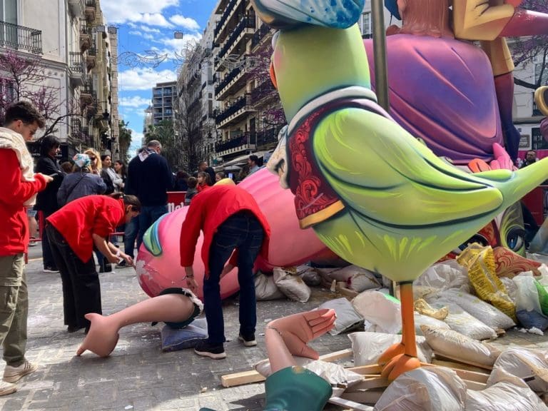 Cae un ninot de la falla Félix Pizcueta-Ciril Amorós a causa del agua acumulada