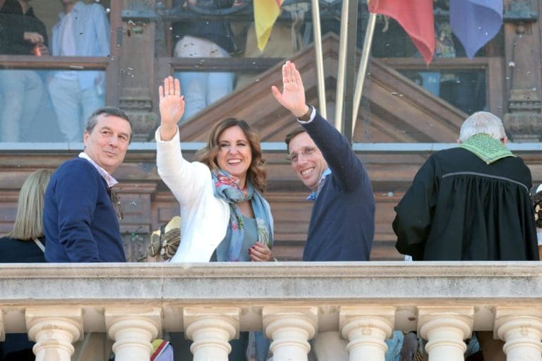 Catalá entrega a Almeida el casco de honor de los bomberos por la ayuda de Madrid en la dana