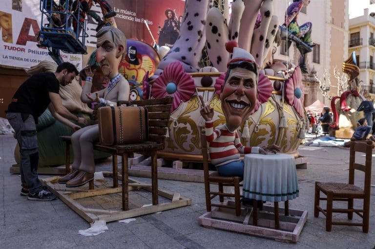 Una ‘plantà’ crítica con el ser humano en la naturaleza mira al cielo y llena València de ilusión