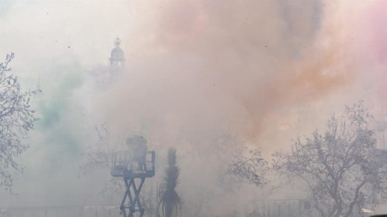 Pirotecnia Valenciana dibuja un arcoíris con mucha potencia y una fuerza creciente que vence a la lluvia