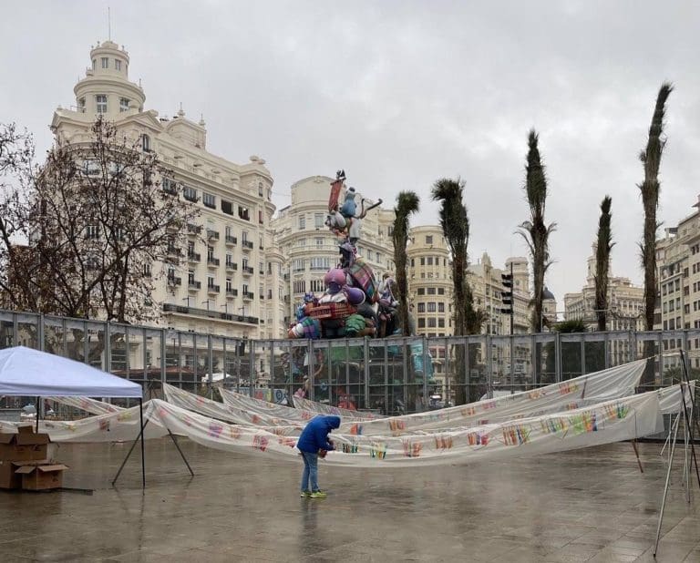 València mantiene la ‘mascletà’ de este martes aunque la lluvia obliga a modificar el diseño previsto